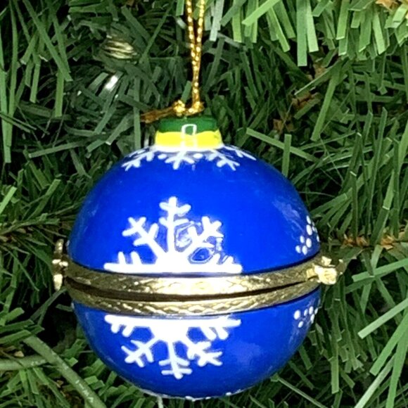 Snowflake Blue Ball Porcelain Hinged Surprise Trinket Box Christmas Ornament - Picture 1 of 5
